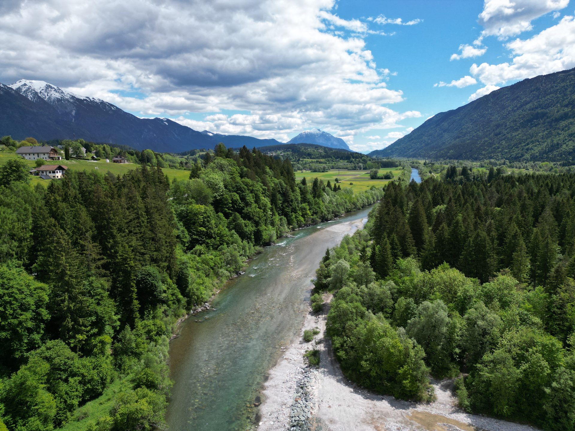 Die Gail im Gailtal mit klarem Wasser und Bergpanorama – perfekt für Rafting