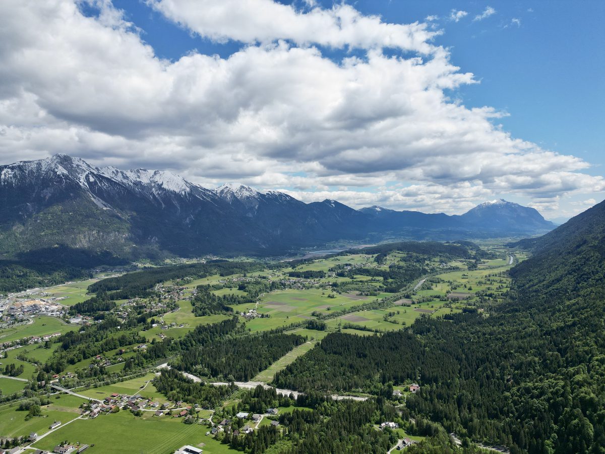 Luftbild von Hermagor mit Bergpanorama