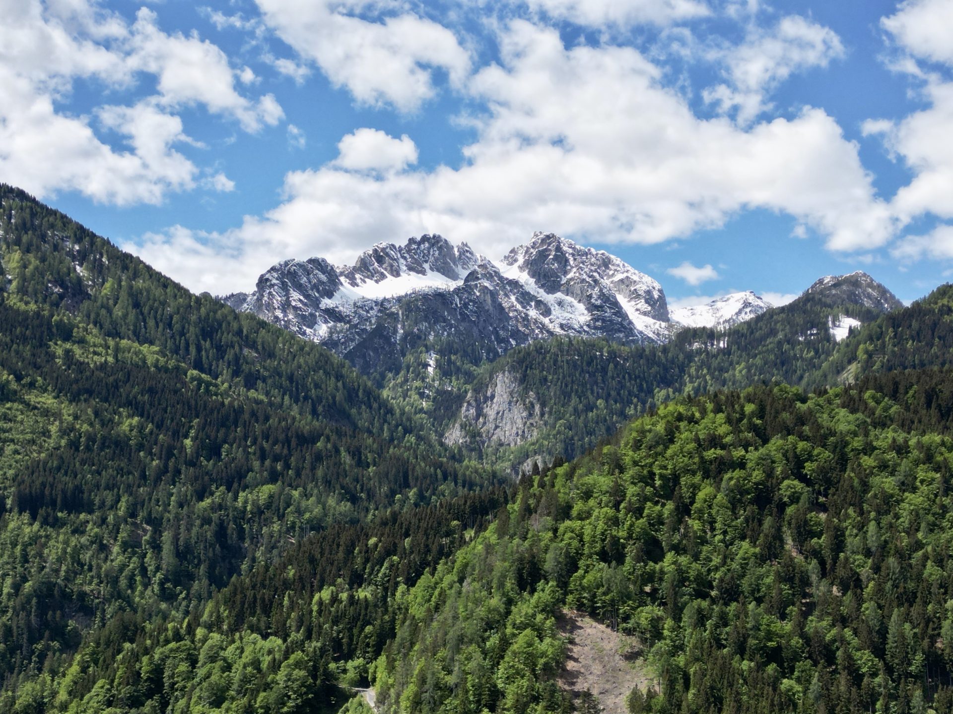 Schneebedeckte Gipfel der Karnischen Alpen im Frühling &ndash; Drohnenaufnahme