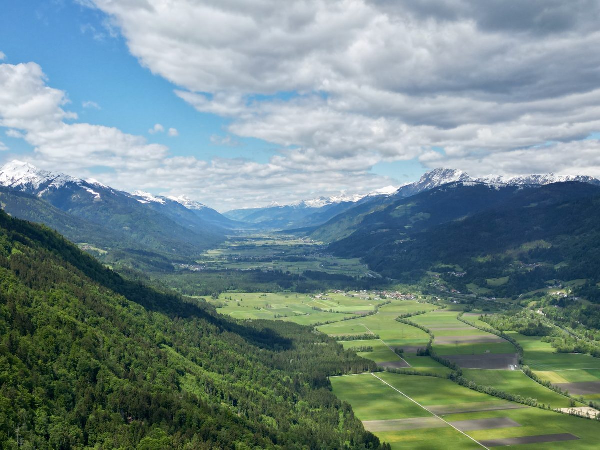 Weiter Blick aus der Drohne durchs Gailtal mit den Karnischen Alpen