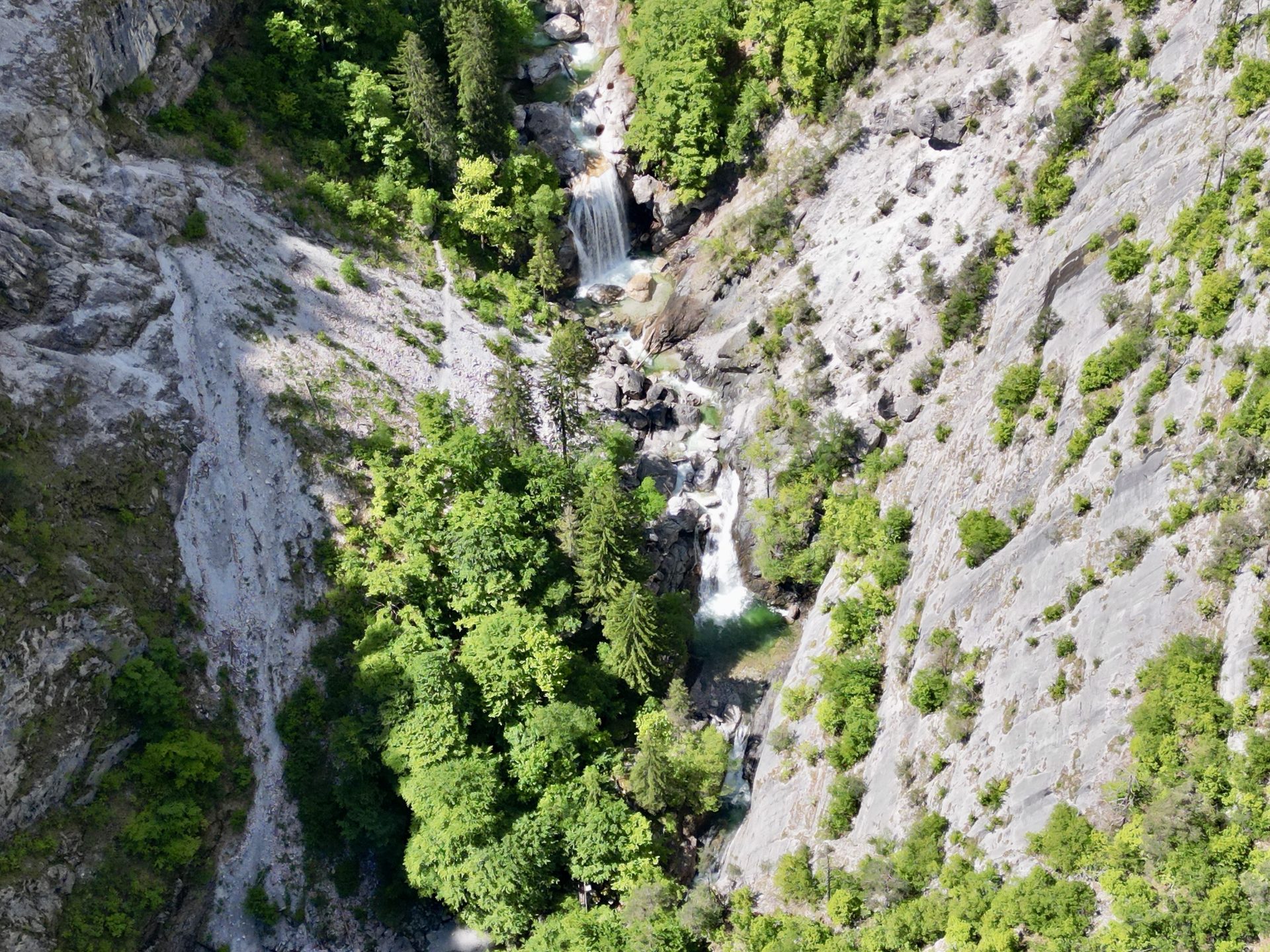 Drohnenaufnahme der Garnitzenklamm mit Wasserfällen und Schlucht aus der Vogelperspektive