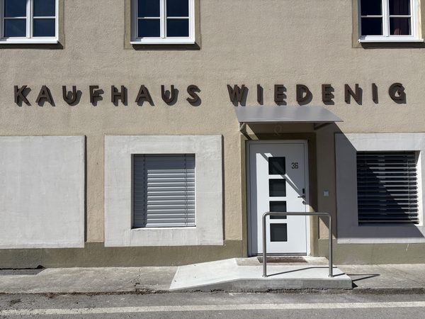 Eingang mit Schriftzug Kaufhaus Wiedenig