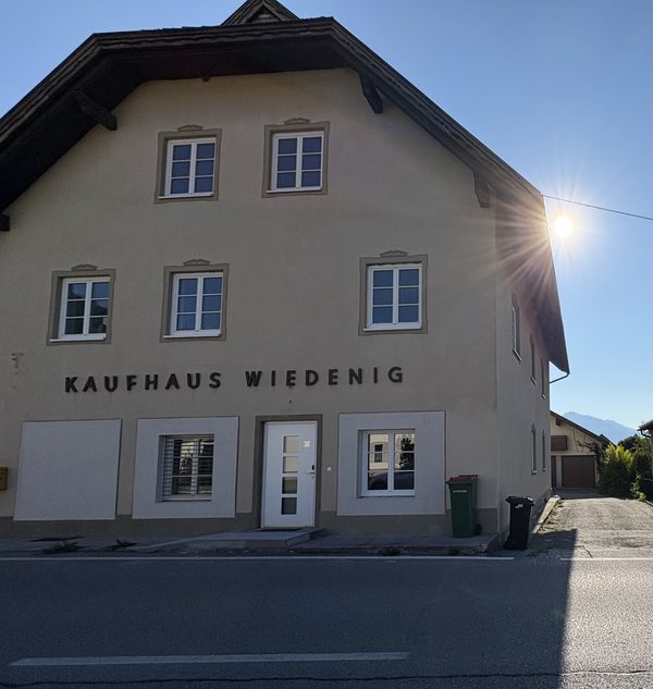 Historische Fassade des Kaufhaus Wiedenig mit Schriftzug