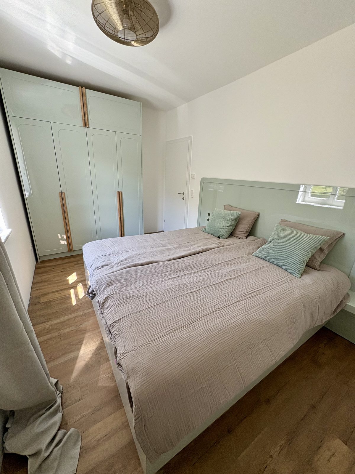 Schlafzimmer mit großem Doppelbett und Einbauschrank