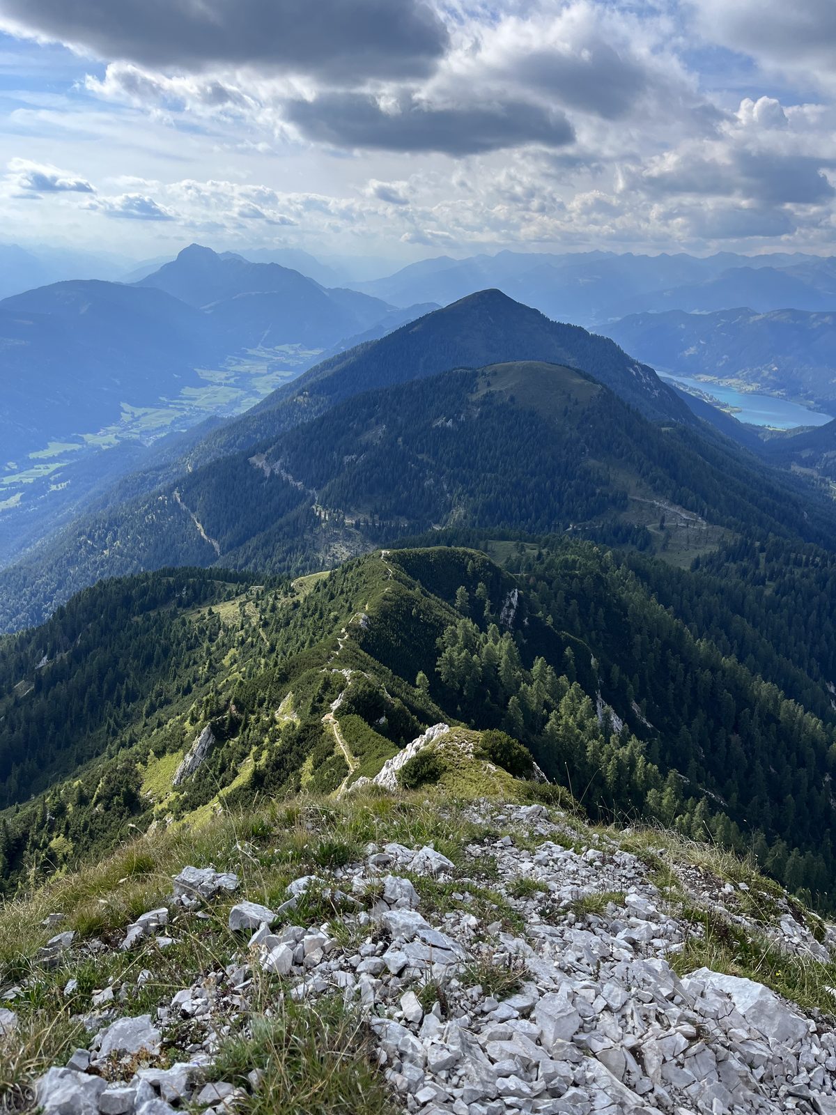 Weitblick von einem Gipfel der Karnischen Alpen Richtung Weissensee