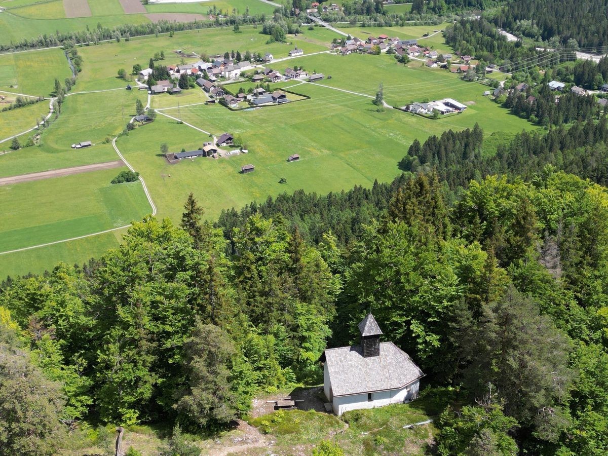 Wallfahrtskirche St. Urbani bei Möderndorf mit Blick ins Gailtal und auf die Karnischen Alpen