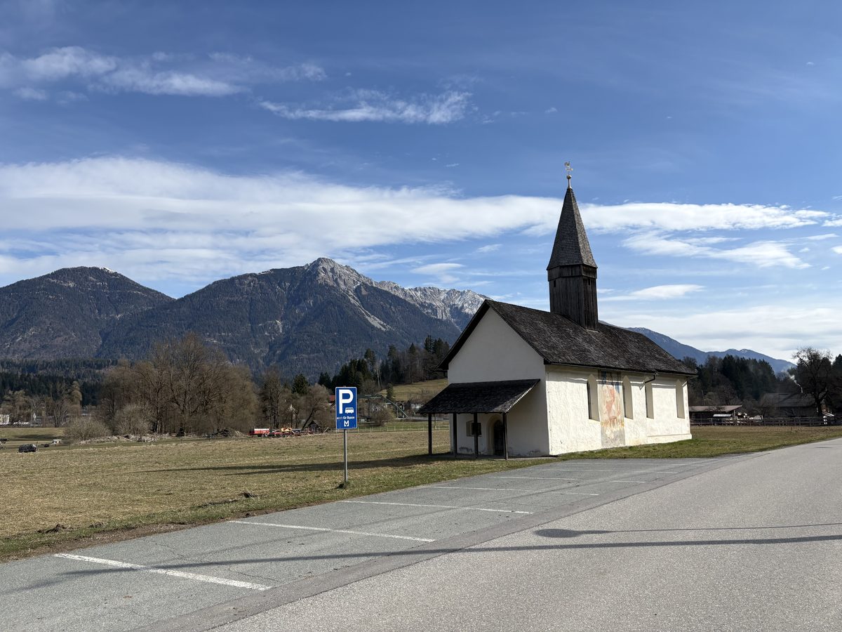 Historische Kapelle in Möderndorf mit Karnischen Alpen im Hintergrund