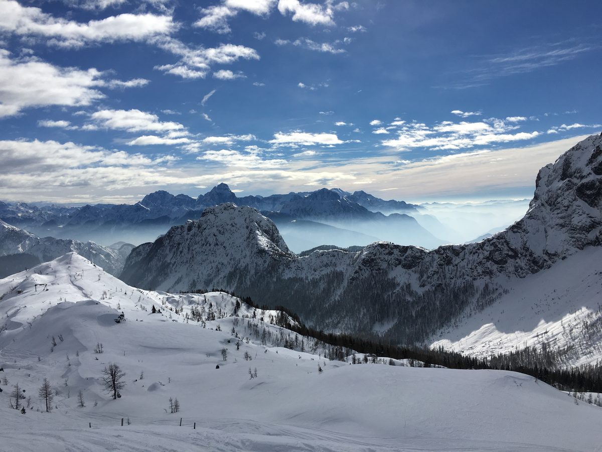 Bergpanorama der Karnischen Alpen im Winter