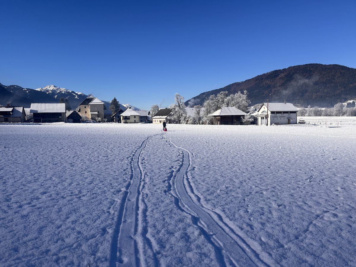 Frische Langlaufspuren im Schnee bei Möderndorf mit Bergen im Hintergrund
