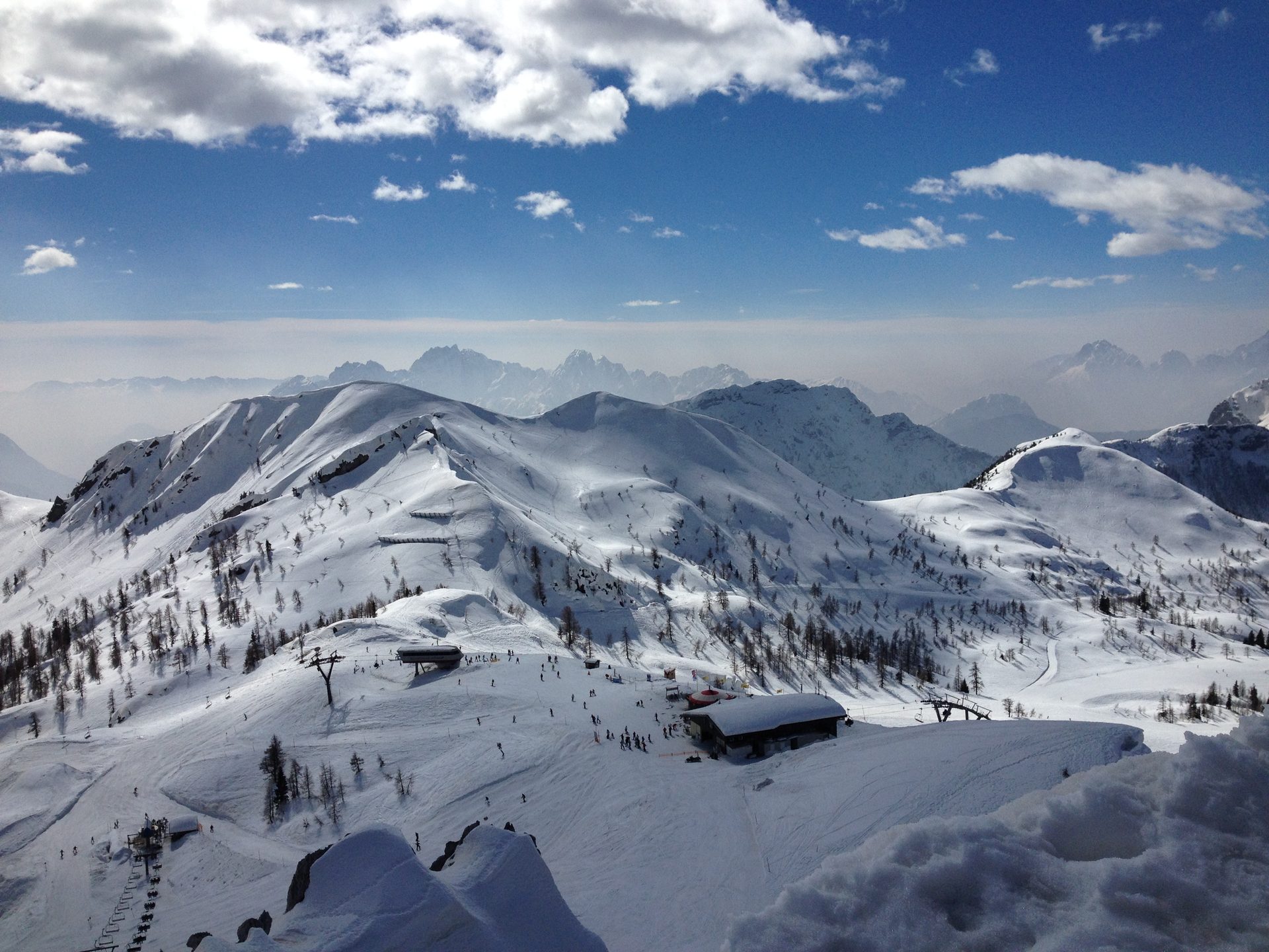 Verschneites Bergpanorama am Skigebiet Nassfeld in Kärnten