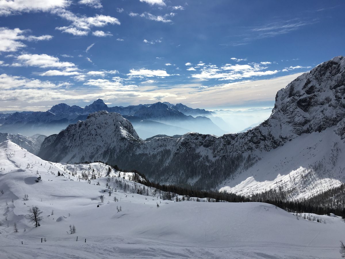 Präparierte Piste am Nassfeld mit Blick auf die Karnischen Alpen